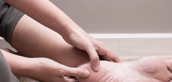 آلام كعب القدم: الأسباب، العلاج، والوقاية