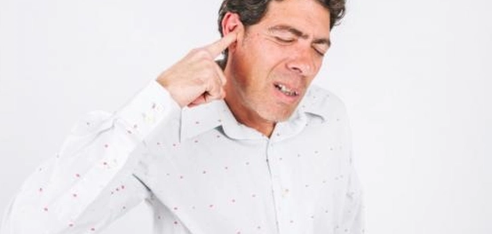 آلام الأذن: الأسباب، الأعراض، ومتى يجب زيارة الطبيب