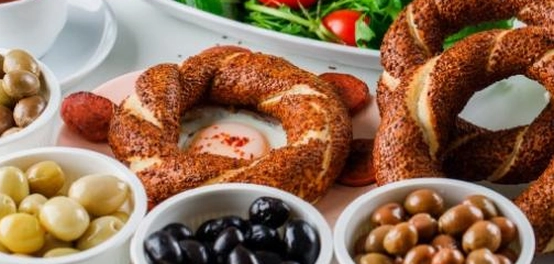 أشهى المأكولات التركية: إسكندر كباب وخبز السميت