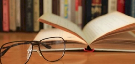 استكشاف مناهج البحث الأدبي المتنوعة