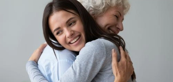 دلالات العناق وأنواعه المختلفة