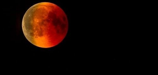 ظاهرة خسوف القمر: شرح شامل