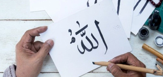 رحلة في عالم الخط العربي: من الأصول إلى التطور