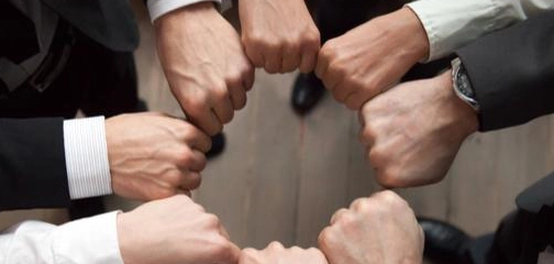 التعاون في الإسلام: جوهره، منافعُه، ونماذجه