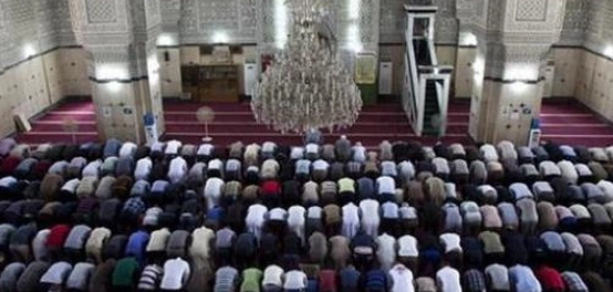 فضل صلاة الجماعة: ثوابها وأثرها على الفرد والمجتمع