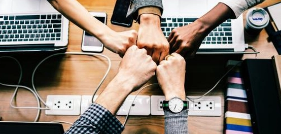 دور العمل الحيوي في بناء مجتمع مزدهر