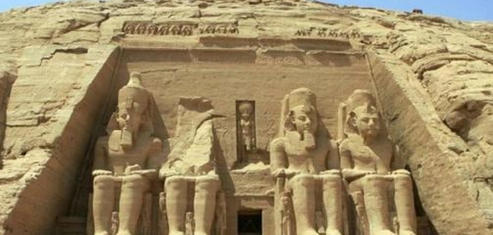 كنوز مصر السياحية: رحلة عبر الزمن والحضارة