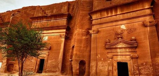 مدينة العلا: تاريخها، موقعها، وجمالها الطبيعي