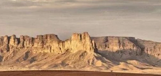 سلسلة جبال طويق: موقعها، خصائصها، وأهميتها