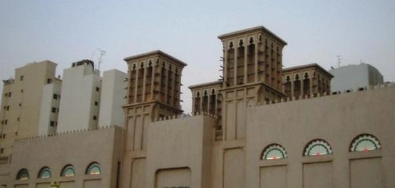 اكتشاف إمارة الشارقة: موقعها، حدودها، وجمالها