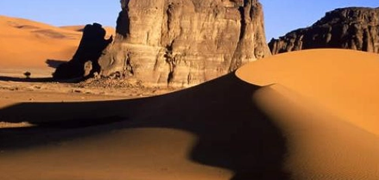 الهضبة الصحراوية الكبرى: امتدادها، سكانها، وثرواتها
