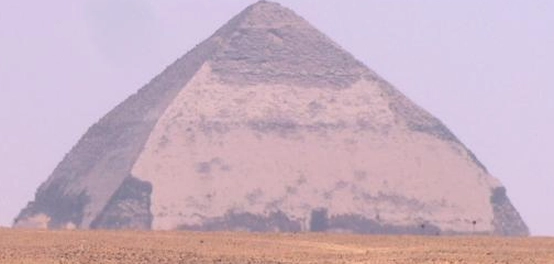 اكتشاف دهشور: موقعها، أهراماتها، ومعالمها السياحية