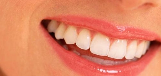 حلول فعالة للتخلص من سواد محيط الشفاه