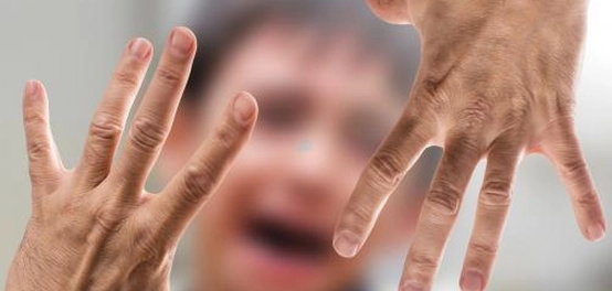 التعامل مع العنف الأسري: الإبلاغ والدعم