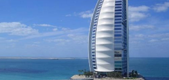 فندق برج العرب: موقعه، تصميمه، وإقامته الفاخرة