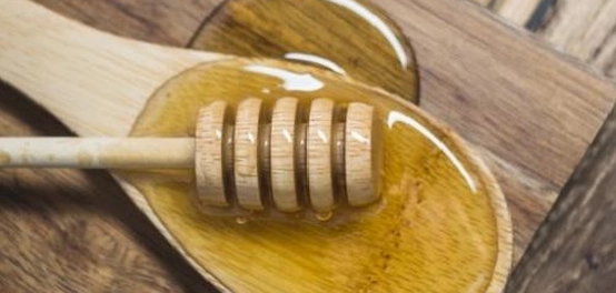 العسل الأبيض: الأنواع، الفوائد، والمواطن