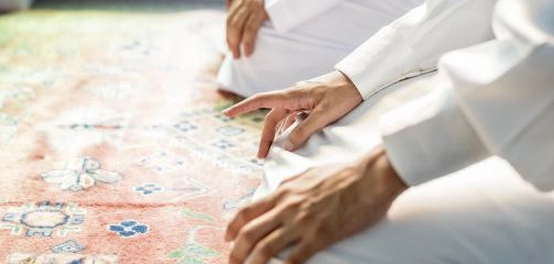 موقف الإمام في الصلوات الجماعية