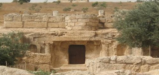 قصّة أصحاب الكهف: موقعهم، عددهم، والعبر المستفادة