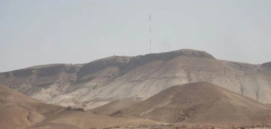 اكتشاف جبل عبد العزيز: موقعه، مناخه، وبيئته الفريدة