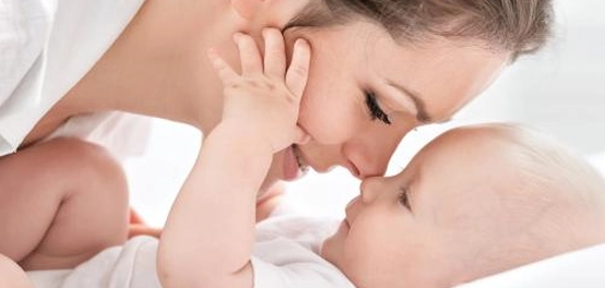 أجمل الأبيات الشعرية عن الأم في الأدب العربي