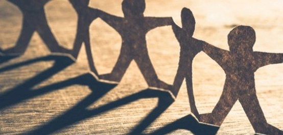 مدرسة العلاقات الإنسانية: إيجابياتها وسلبياتها وتأثيرها على المنظمات