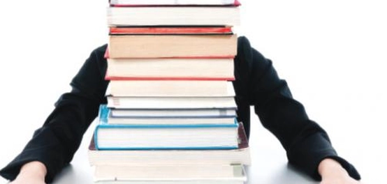 إيجابيات وسلبيات الدراسة في الخارج: دليل شامل