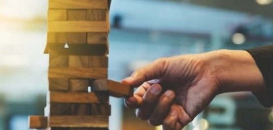 الأهداف الأساسية لتقييم وإدارة المخاطر في بيئة العمل