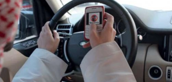 استخدام الهاتف أثناء القيادة: القوانين والمخاطر والنصائح