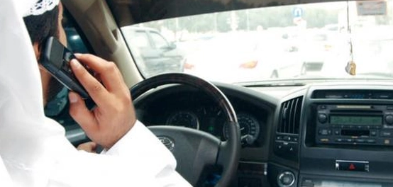 استخدام الهاتف المحمول أثناء القيادة: المخاطر والحلول