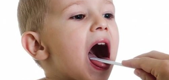 استئصال اللوزتين عند الأطفال: كل ما تحتاج معرفته