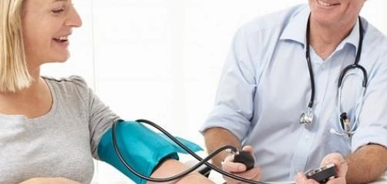 ارتفاع ضغط الدم عند الحامل في الشهر السابع: الأسباب والعلاج