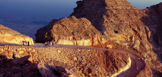 جبل حفيت: ارتفاعه، آثاره، وأهميته السياحية