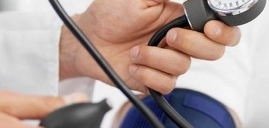 ارتفاع ضغط الدم لدى الشباب: الأسباب، الأعراض، والعلاج