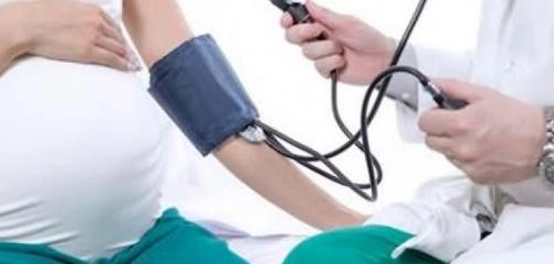 ارتفاع ضغط الدم عند الحامل في الشهر الثامن: الأسباب والعلاج والوقاية