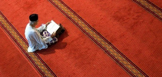 الصحابي المشهور بجمال صوته في تلاوة القرآن