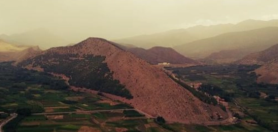 استكشاف روعة الطبيعة: دليل السياحة في جبال المغرب
