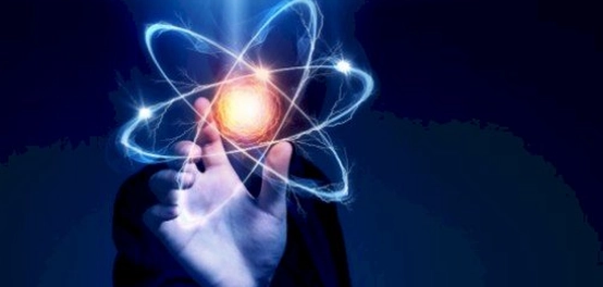 الفروق الأساسية بين الأيونات والإلكترونات