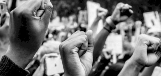 مقارنة بين النظام الأرستقراطي والنظام الديمقراطي
