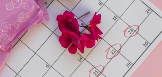المدى الطبيعي بين الحيضتين وأسباب الاختلالات