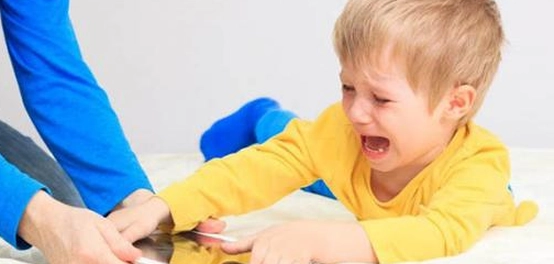 التعامل مع سلوك العناد لدى الأطفال