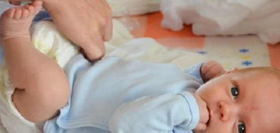 دليل شامل للعناية بطفلك: تغيير الحفاضات بطريقة صحيحة