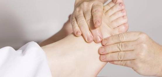تدليك القدم: فوائد وأساليب للعناية بالقدمين