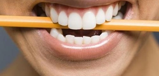 صرير الأسنان الليلي: الأسباب والأعراض والعلاج