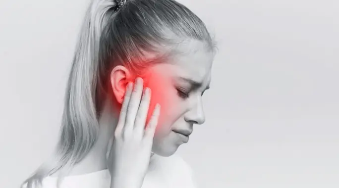 وداعًا لألم الأذن المزعج: دليلك الشامل للعلاج المنزلي الفعال