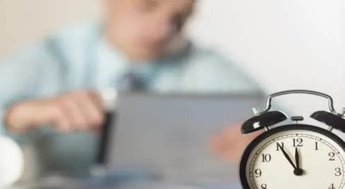 ساعات العمل الإضافية: خطر خفي يهدد صحة قلبك!