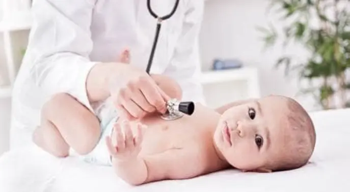 السعال الديكي: دليلك الشامل لأعراضه، مضاعفاته، وعلاجه الفعال