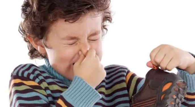 تخلص من رائحة القدمين الكريهة نهائياً: دليلك الشامل للأسباب والعلاج