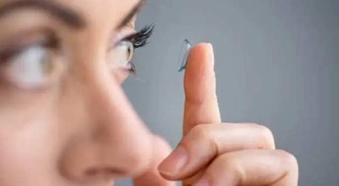 دليلك الكامل للعدسات اللاصقة: اختر الأنسب لعينيك وحياتك