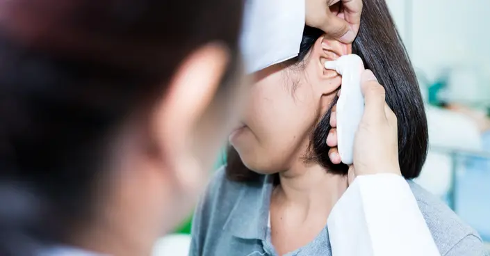 احتباس الماء في الأذن: دليلك الكامل للتخلص منه والوقاية