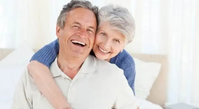 تسهيل أوقات الوجبات لمرضى الزهايمر: دليل شامل للرعاية والتغذية